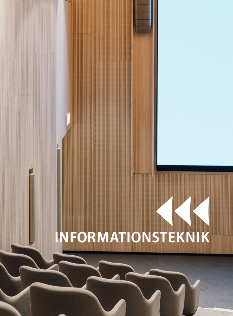 Bild på ett modernt auditorium med träpanelade väggar och bekväma stolar i rad. På väggen finns en stor skärm, och texten 'Informationsteknik'. Den minimalistiska designen och träinredningen ger ett stilrent och professionellt intryck.